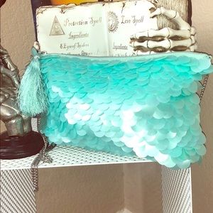 Mermaid 🧜🏻‍♀️ clutch with tassel